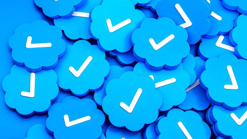 Montagem com selos azuis de verificação do Twitter empilhados