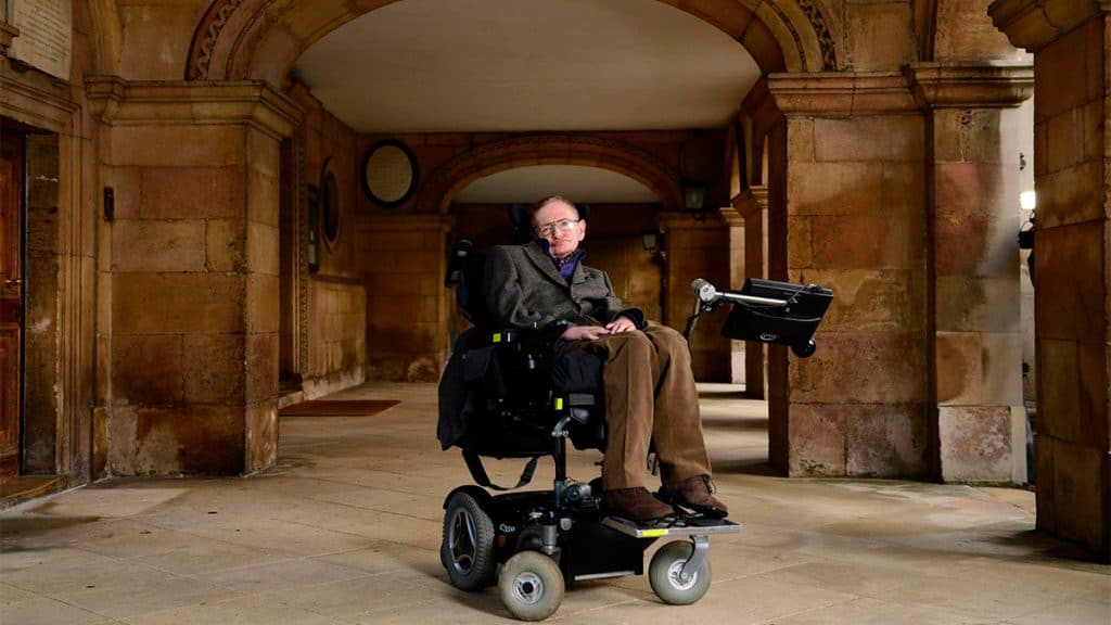 Stephen Hawking no corredor de uma ruína