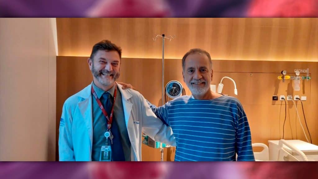 Médico Vanderson Rocha e Paulo Peregrino em quarto do hospital