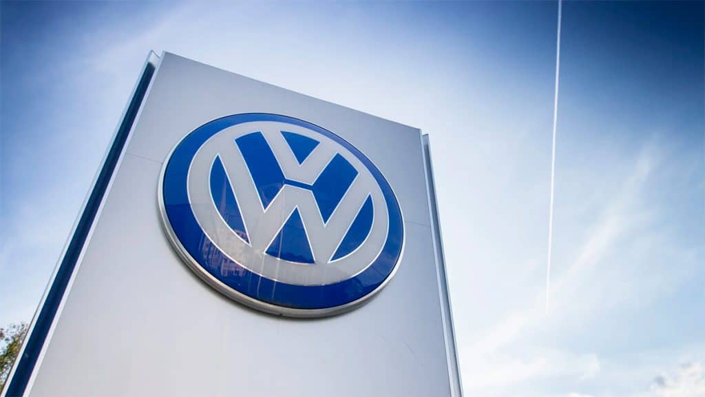 Torre com insígnia da Volkswagen em prédio da empresa
