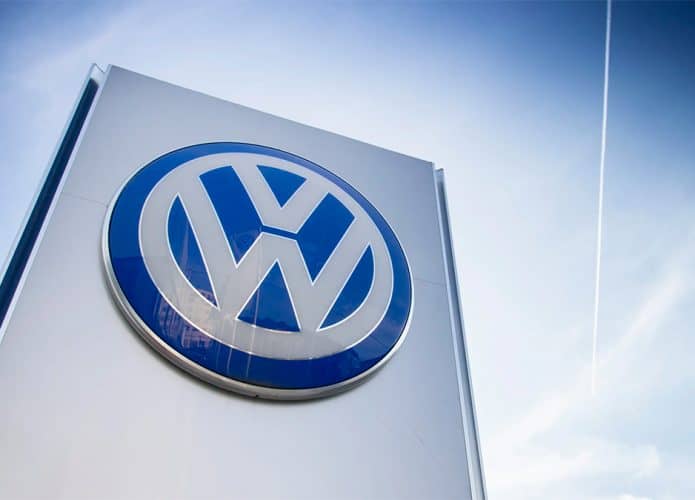 Torre com insígnia da Volkswagen em prédio da empresa