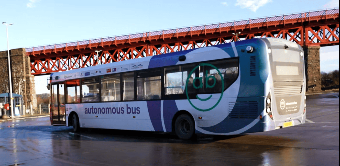 Ônibus sem motoristas estão circulando no Reino Unido