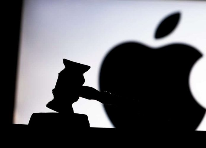 Silhueta de martelo de tribunal com logomarca da Apple ao fundo