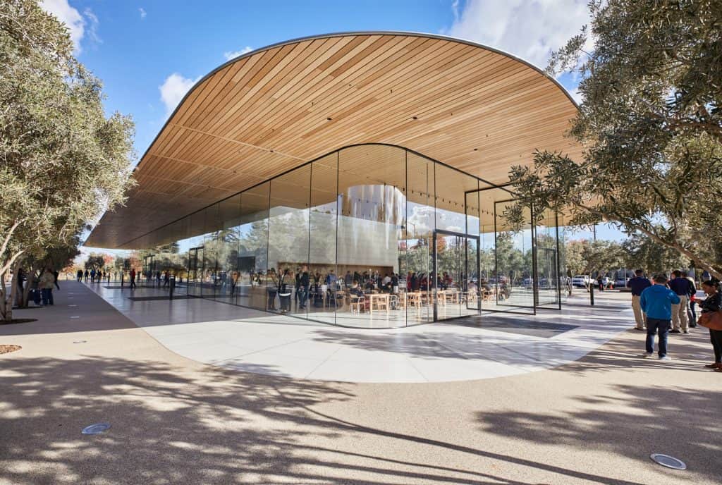 Loja da Apple com itens como camisetas, bonés e canetas (Imagem: divulgação/Apple)