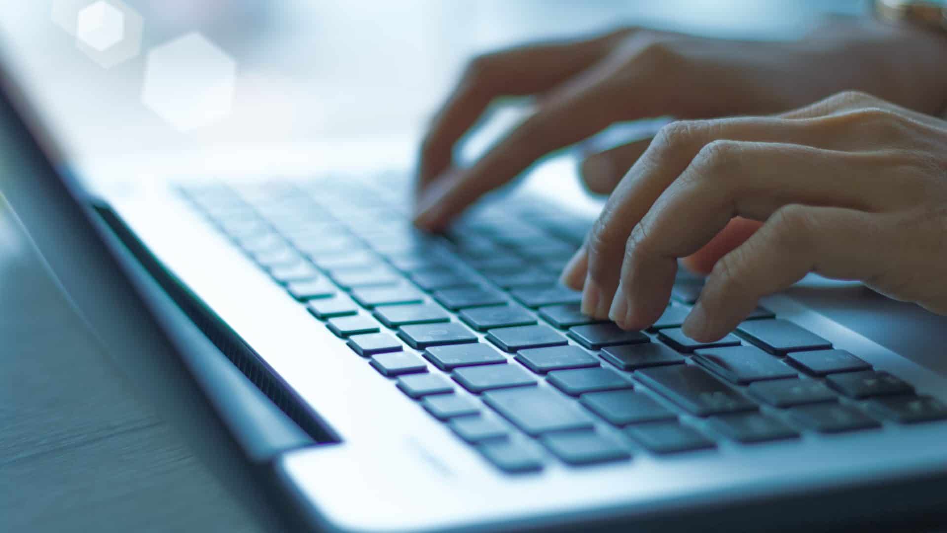 Pessoa digitando em laptop