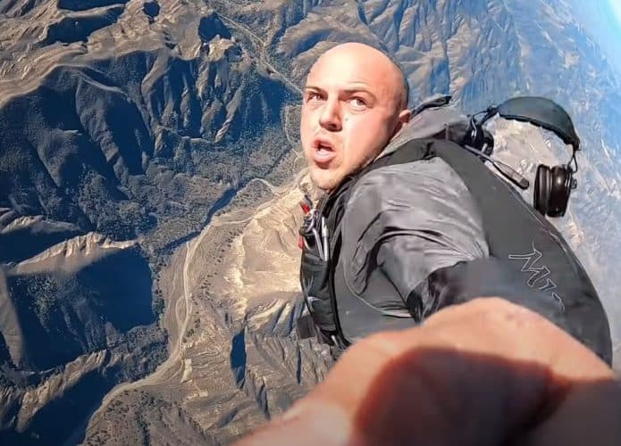 YouTuber queda avião