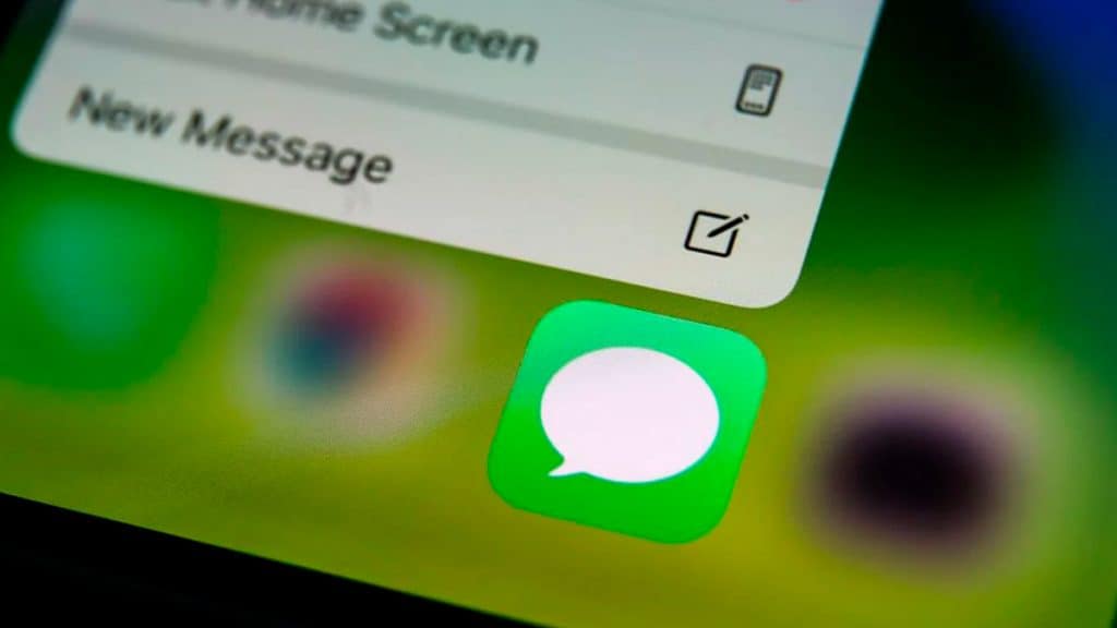 Ícone do aplicativo Mensagens destacado num iPhone