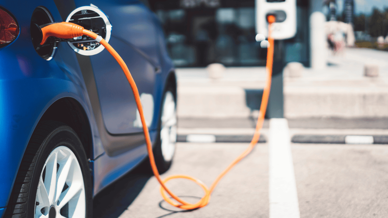 imagem de carro elétrico ao ar livre sendo carregado