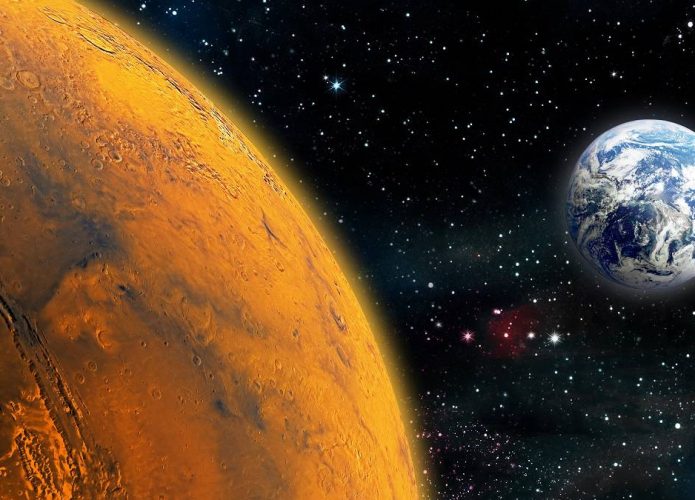 Superfície de Marte vista do espaço com planeta Terra ao fundo