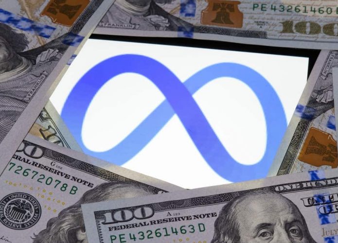 Logomarca da Meta cercada de notas de dólares