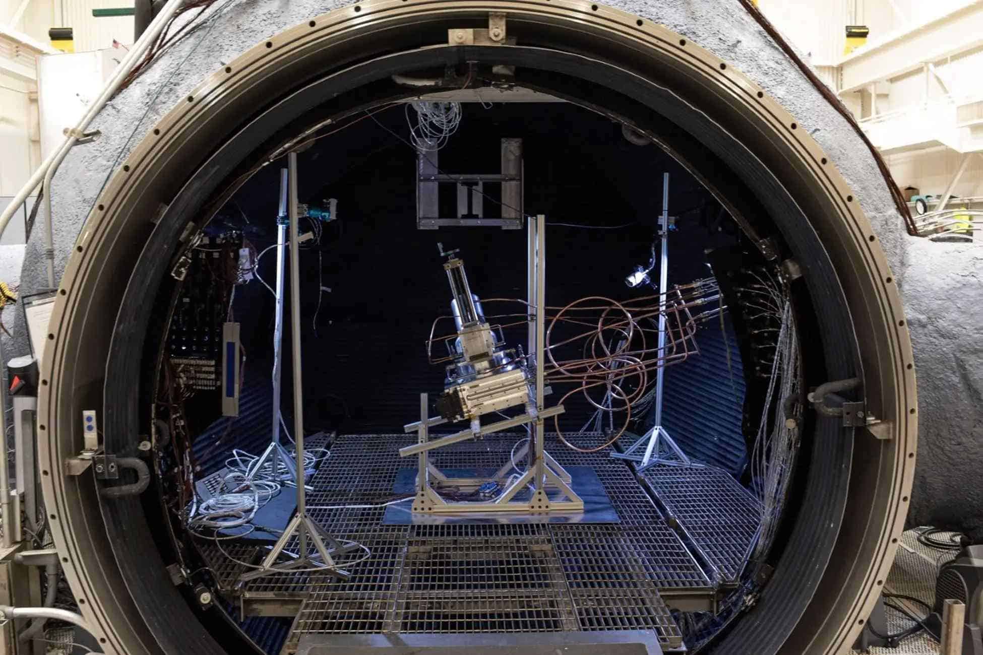 Projeto da NASA extrai oxigênio de simulador de solo lunar em ambiente a vácuo