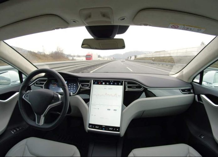 Visão do interior de um Tesla numa rodovia