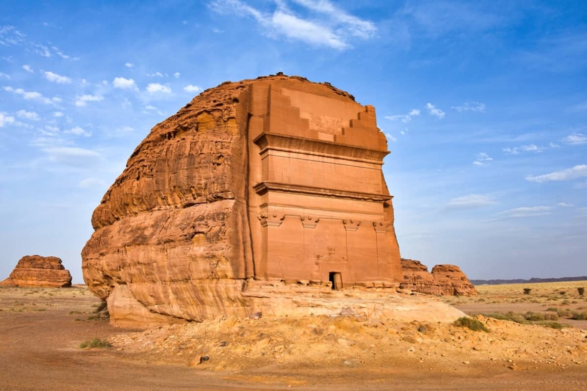 A cidade de Hegra era habitada pelos nabateus e encontra-se atualmente na Arábia Saudita (Credito: NiarKrad/ Shutterstock)