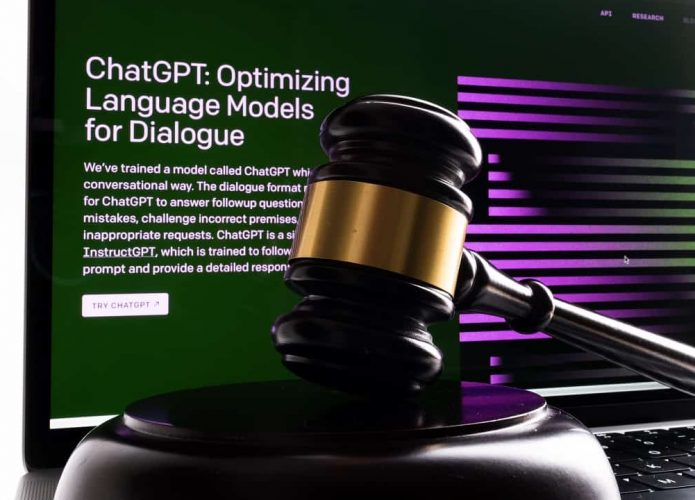 Martelo de juiz sobre teclado de notebook com ChatGPT aberto