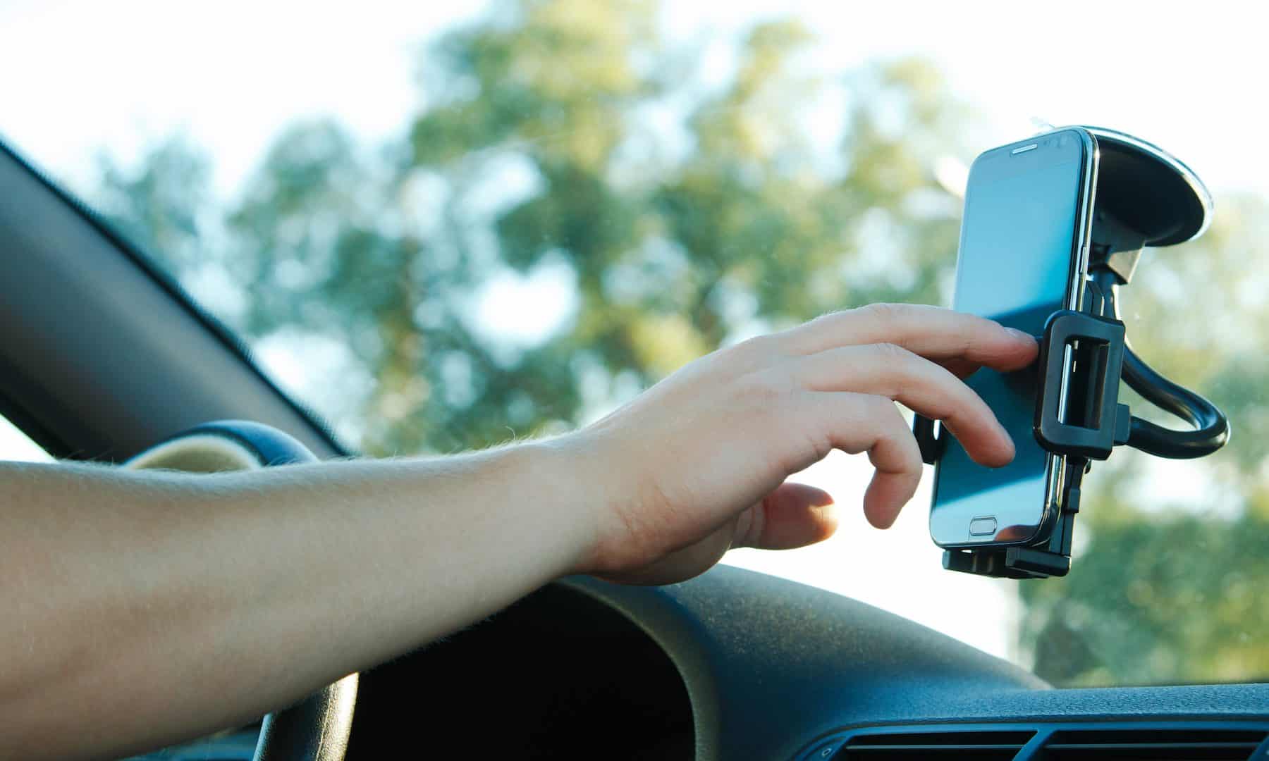 Celular no carro (Imagem: BLACKDAY/Shutterstock)