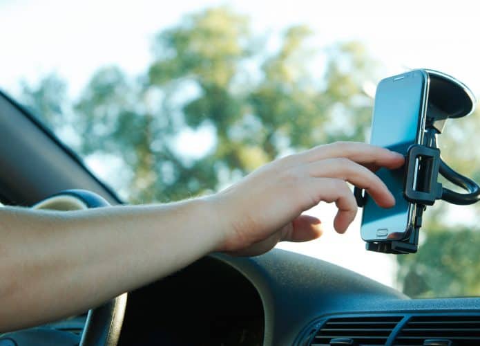 Celular no carro (Imagem: BLACKDAY/Shutterstock)