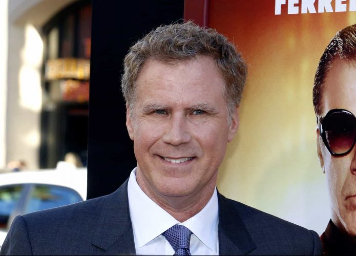 Ator Will Ferrell em frente cartaz de produção em que estrela