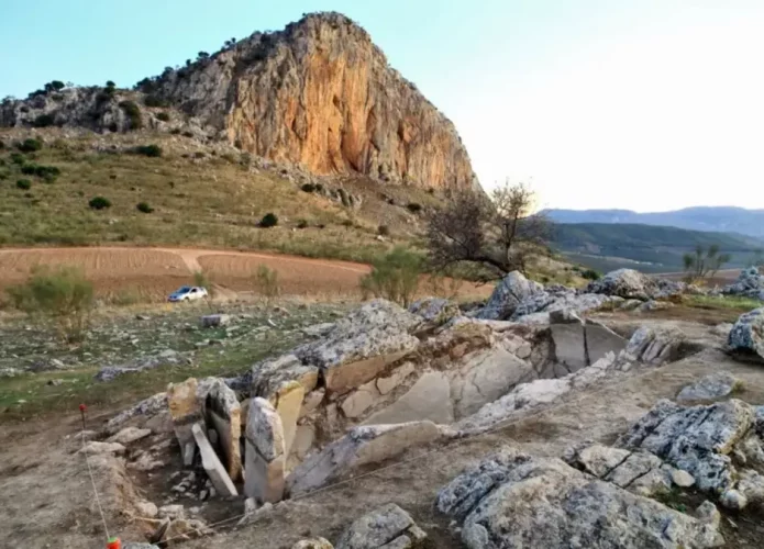 A tumba encontrada na Espanha é capaz de capturar a luz do Solstício de Verão (Credito: Cortesia do grupo de pesquisa ATLAS, Universidade de Sevilha)