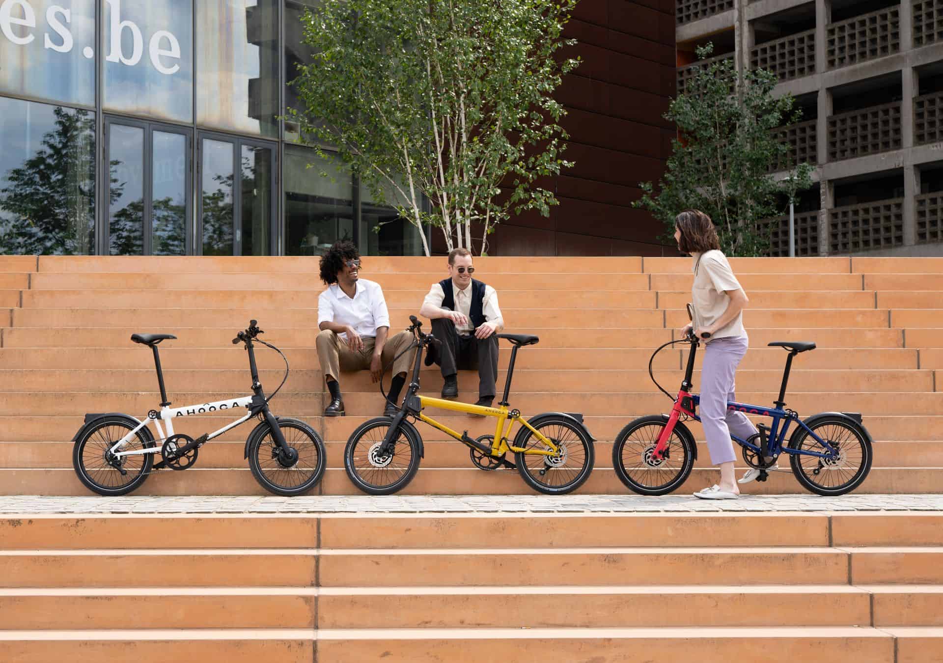 Bicicleta elétrica dobrável anda 80 km e pode ficar debaixo da cama