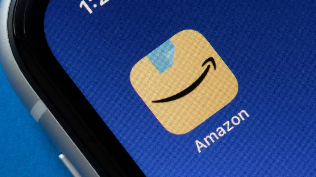 Ícone do aplicativo da Amazon na tela inicial de um iPhone