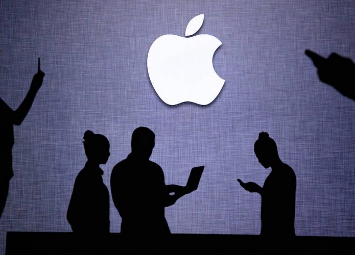 Silhuetas de pessoas com logomarca da Apple acima delas