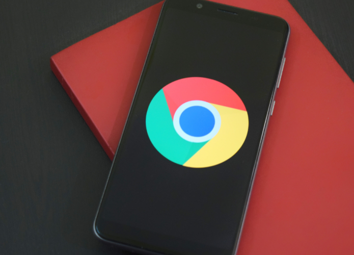 Imagem mostrando tela de celular exibindo o logo do Google Chrome