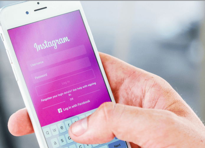 Imagem mostrando usuário abrindo o aplicativo do Instagram