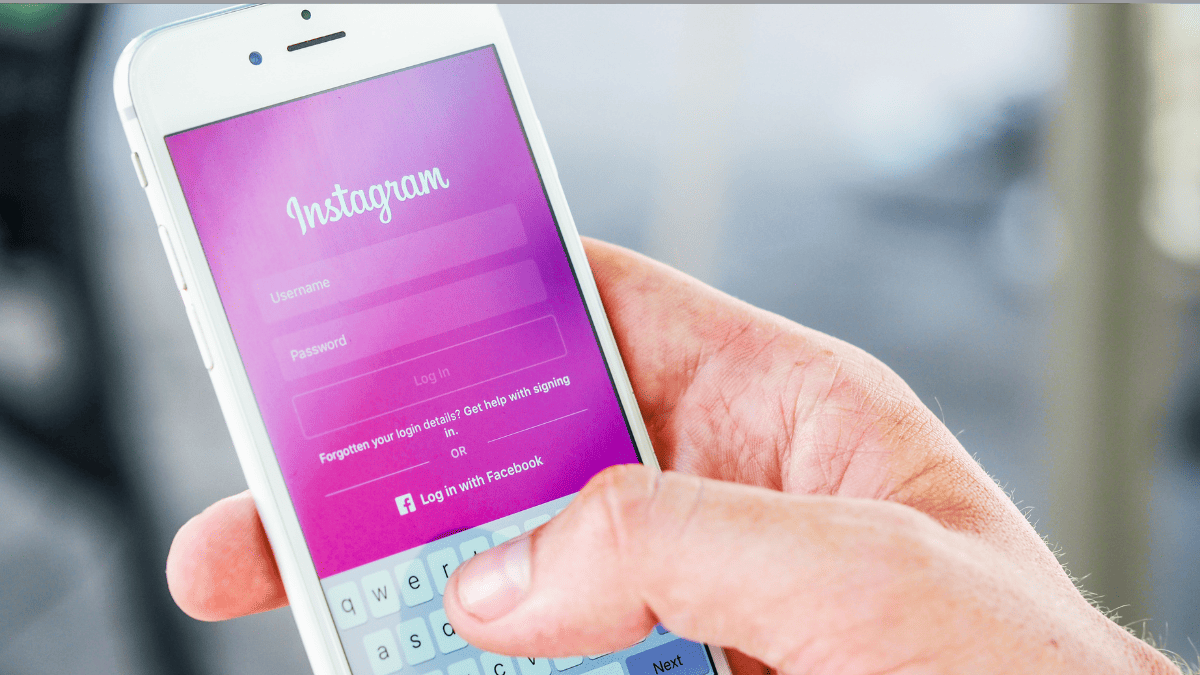 Imagem mostrando usuário abrindo o aplicativo do Instagram