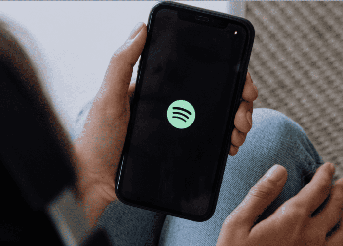 Imagem mostrando usuário abrindo o aplicativo do Spotify