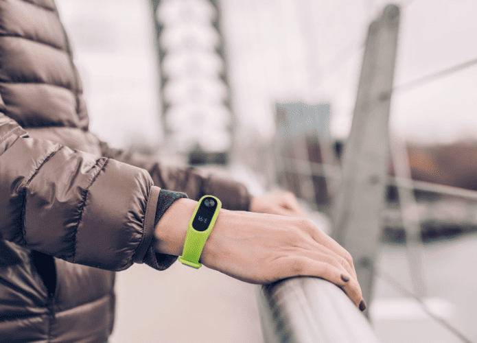 Imagem mostrando um consumidor com a sua Mi Band da Xiaomi