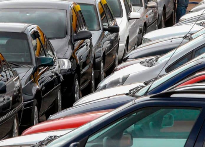 Pátio com modelos de carro popular