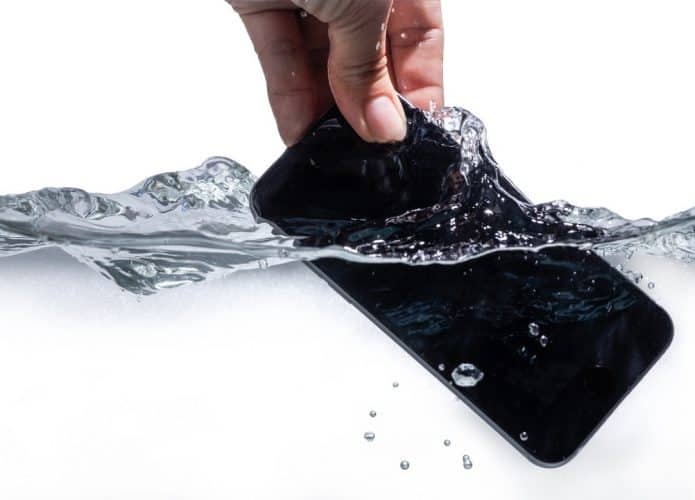 Celular-agua-695x500