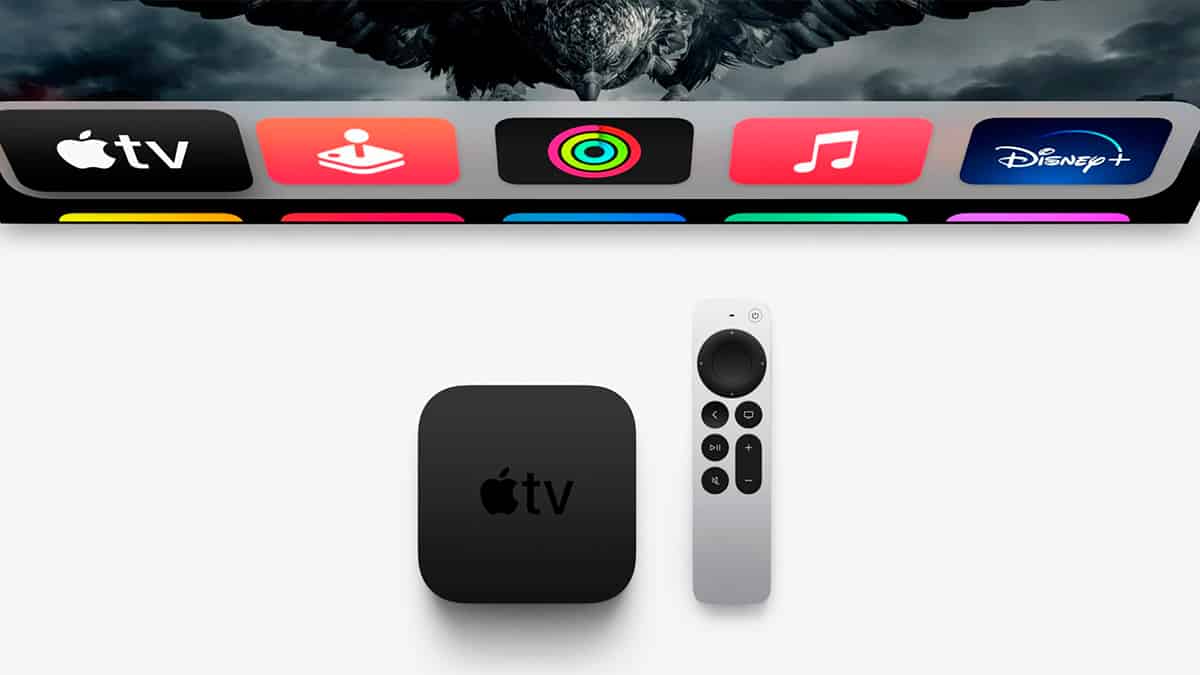 Aparelho Apple TV em frente TV com aplicativo da Apple aberto