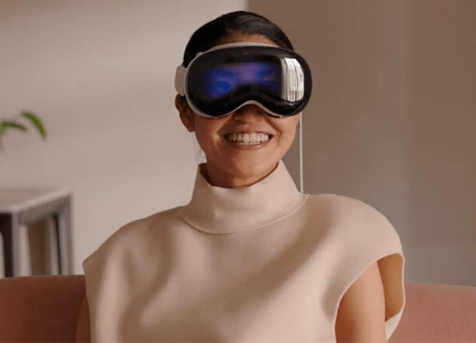 Mulher sorrindo enquanto assiste algo no Apple Vision Pro