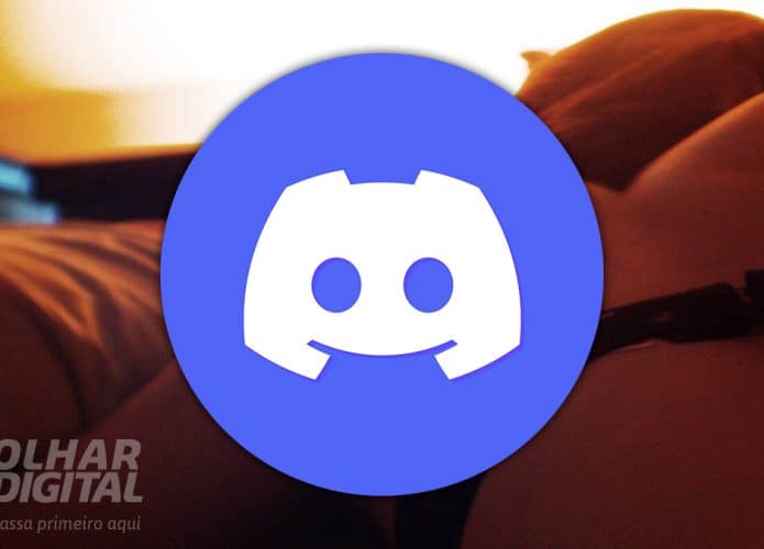 Logo do Discord sobre foto de mulher seminua de bruços numa cama