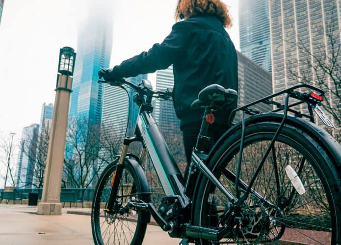 Pessoa empurrando bicicleta da Fuell, que vai ser apresentada na Eurobike