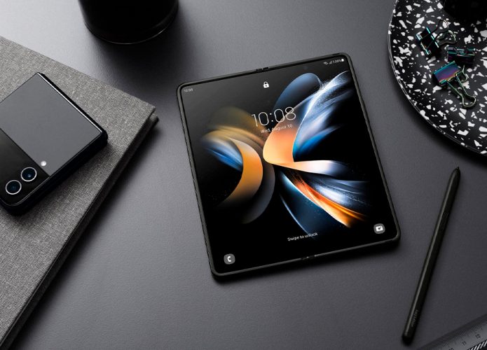 Galaxy Z Fold 5 e Galaxy Z Flip 5, da Samsung, em cima de uma mesa
