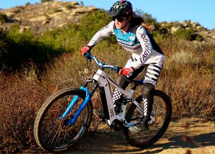 Homem andando na e-bike HPC Trailblazer numa trilha em dia ensolarado