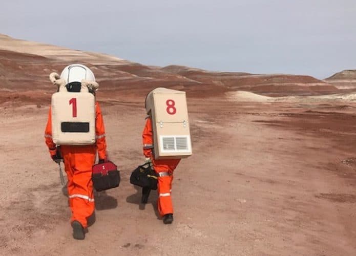 Duas pessoas com trajes de astronauta no projeto Habitat Marte