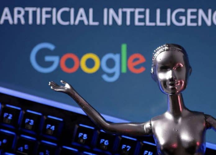 Boneca acenando em frente computador para ilustrar conceito de IA do Google