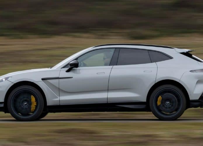 Visão de lado do SUV Aston Martin DBX 707 correndo numa rodovia