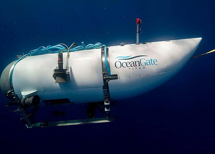 Submarino Titan, que sumiu perto do Titanic, debaixo d'água, visto de lado