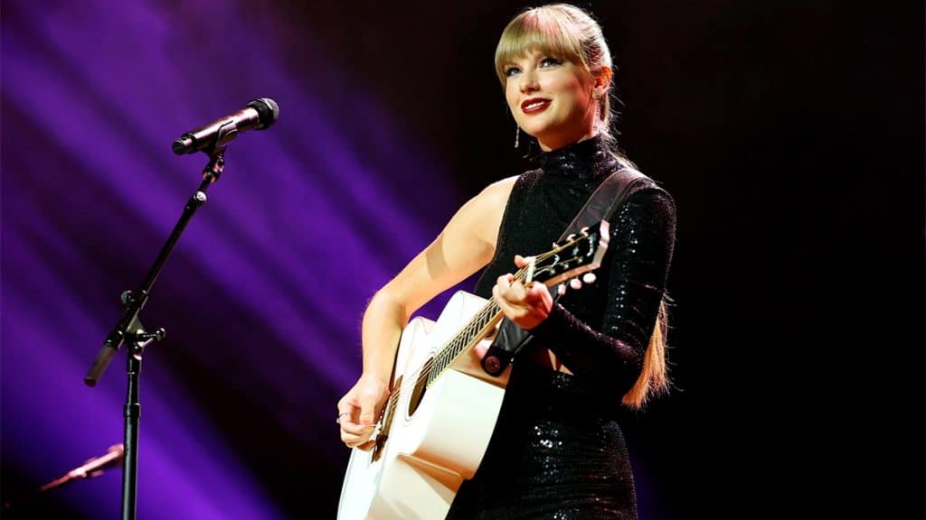 Taylor Swift tocando violão em show