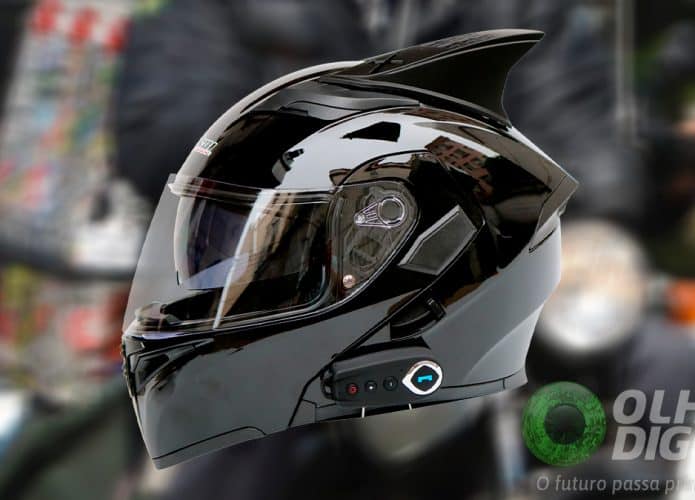 Modelo de capacete Bluetooth com imagem de motociclista ao fundo