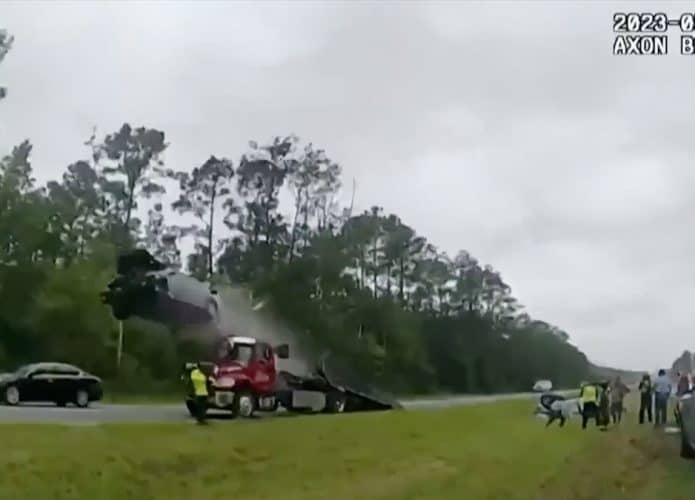 Carro voando após subir rampa de guincho numa rodovia