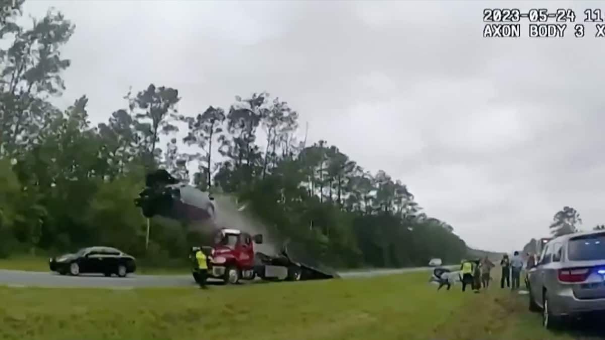 Carro voando após subir rampa de guincho numa rodovia