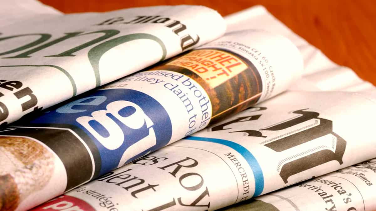 Jornais da imprensa dos EUA enrolados um do lado do outro