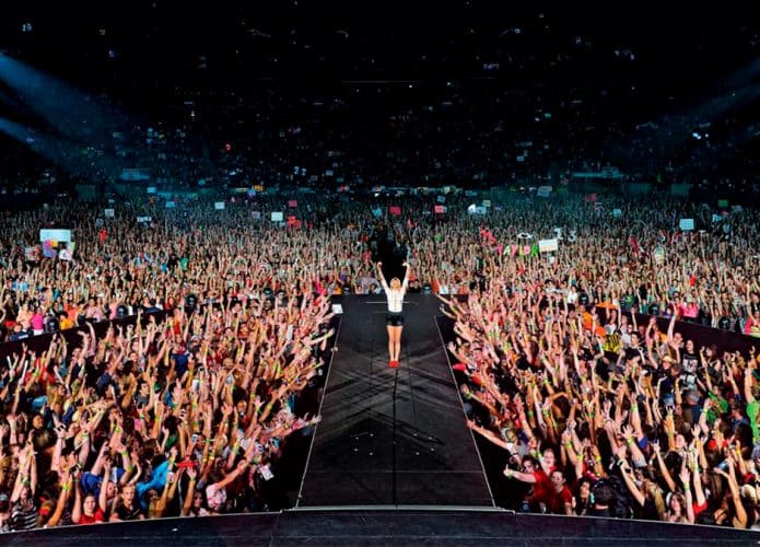 Taylor Swift rodeada por plateia em show