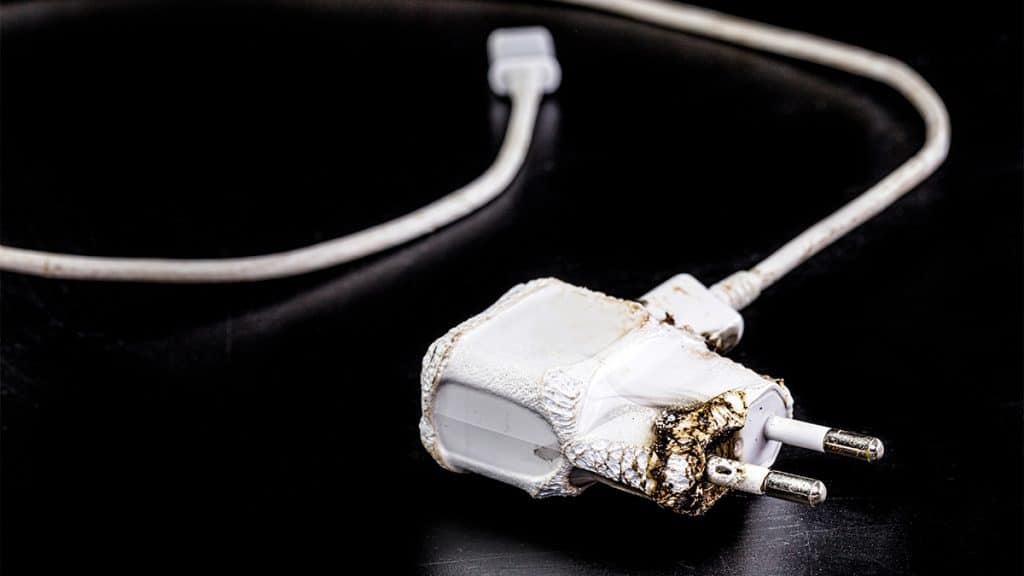 Carregador e cabo de celular meio derretidos após choque elétrico