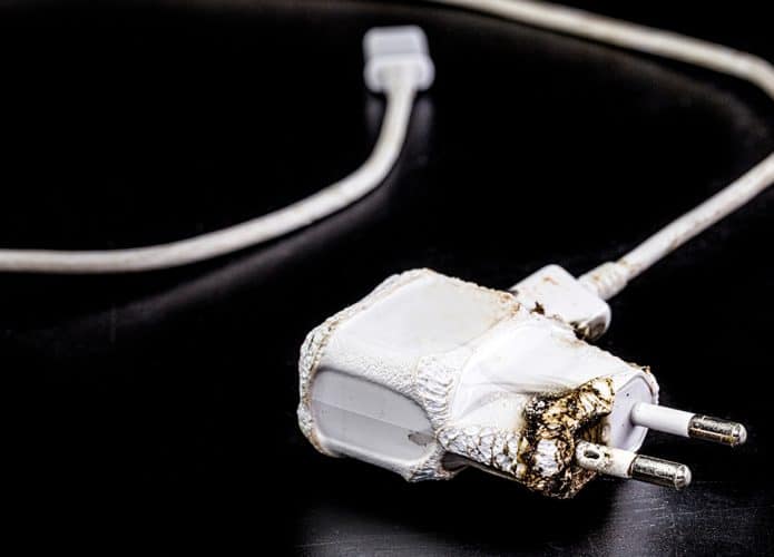 Carregador e cabo de celular meio derretidos após choque elétrico